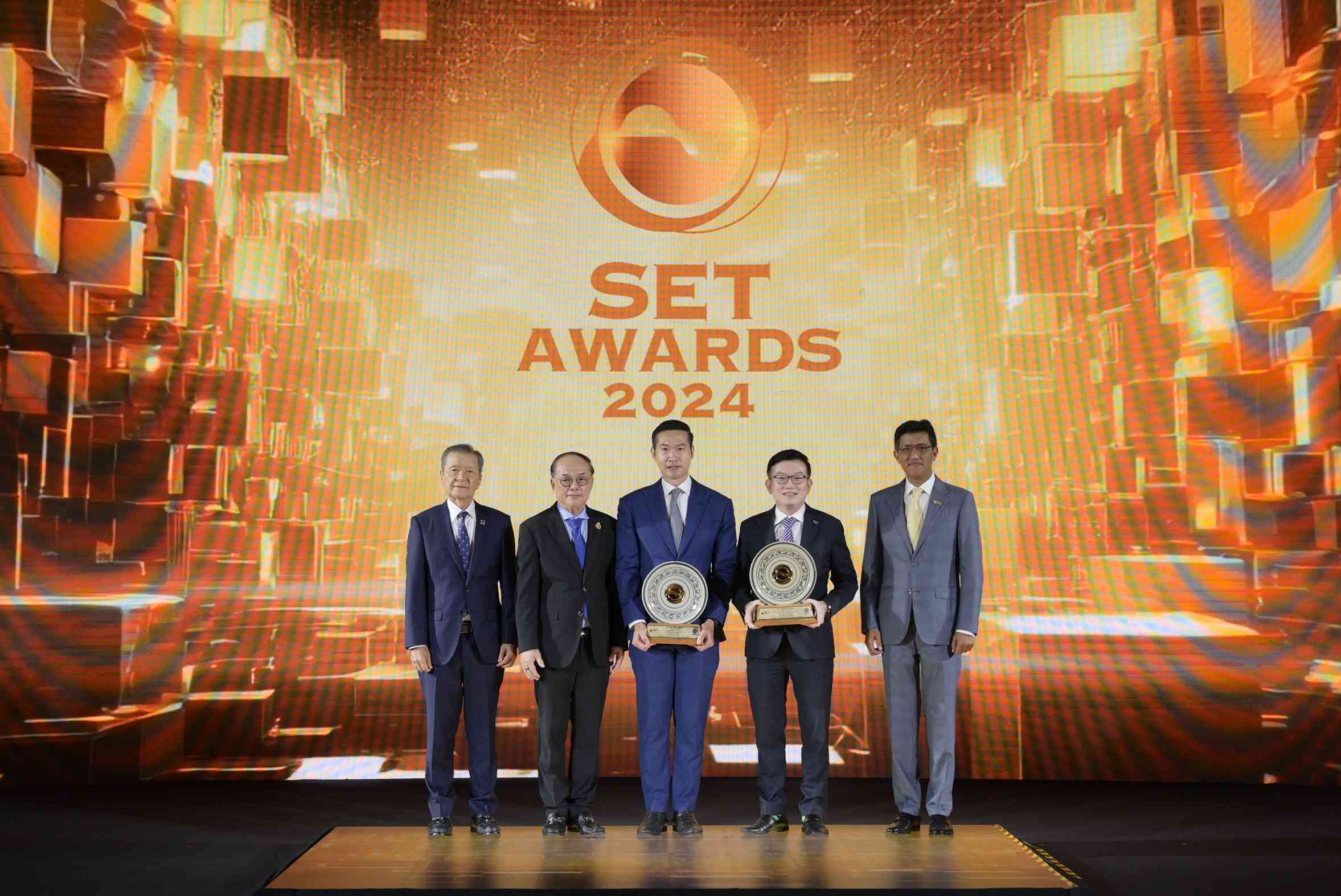 ซีอีโอจาก TISCO คว้า Best CEO Awards (SET) และซีอีโอจาก BBIK คว้า Best CEO Awards (mai) และ Young Rising Star CEO Awards