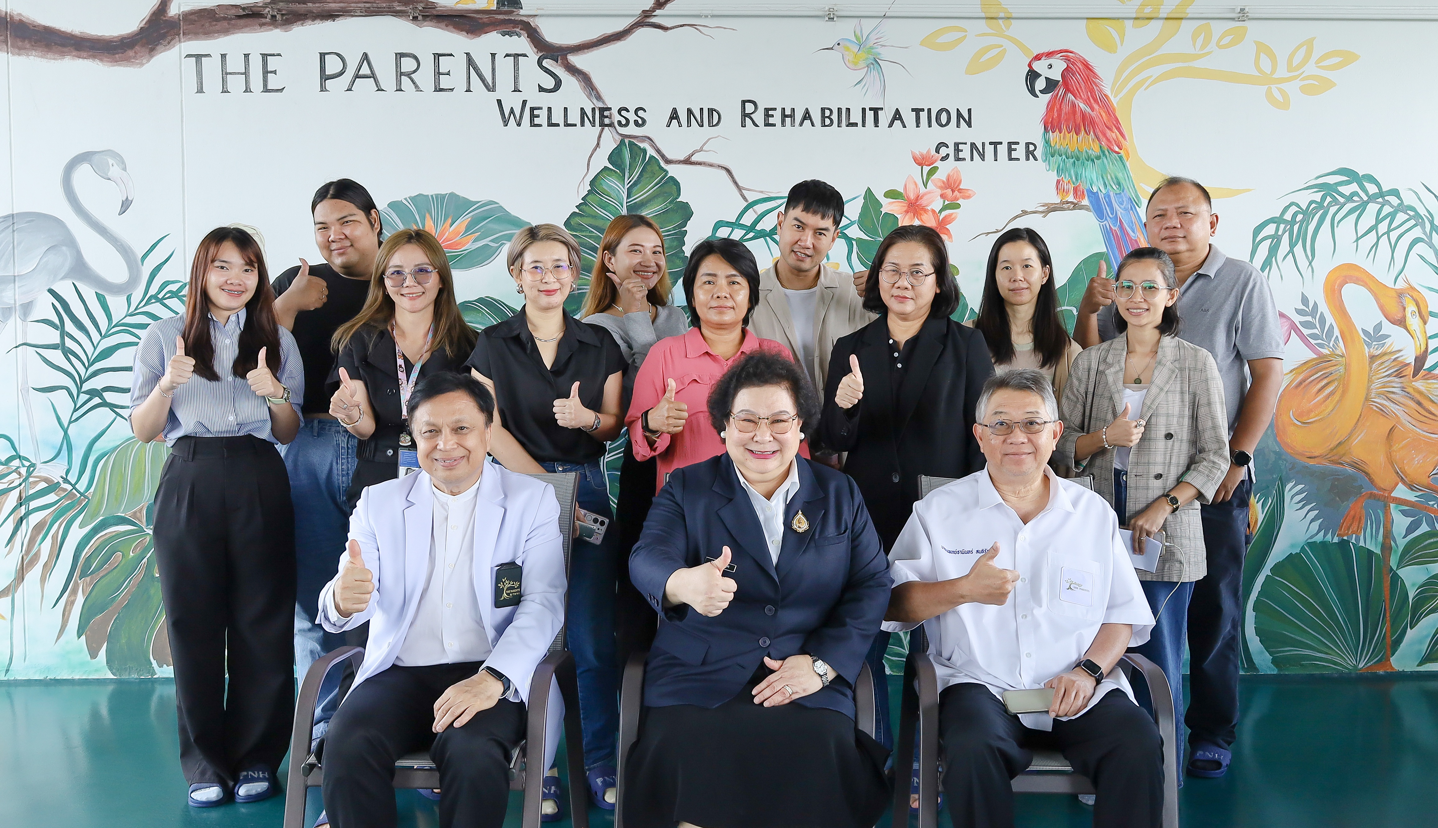  ผู้บริหาร “The Parents” ต้อนรับสื่อมวลชนร่วมงาน “เปิดตัวศูนย์ออกกำลังกายทางการแพทย์สำหรับผู้สูงอายุ”